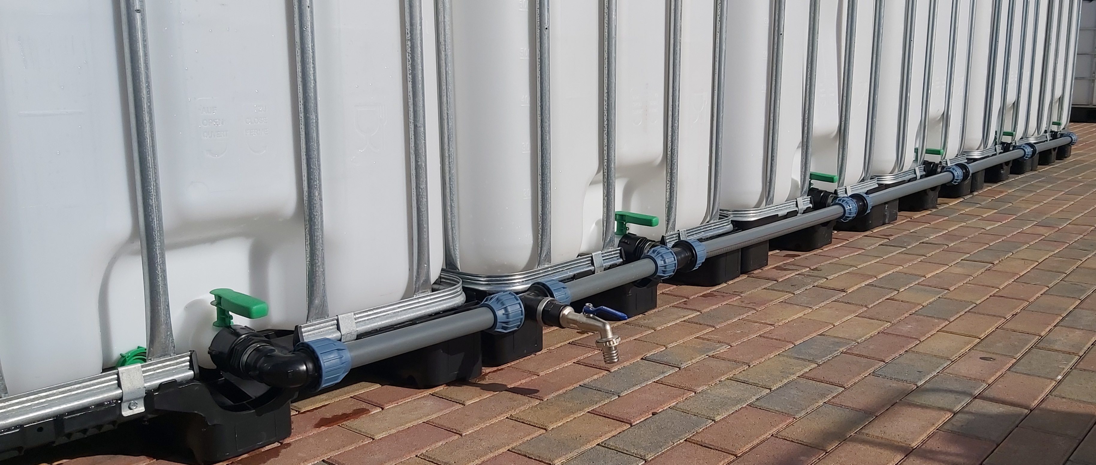 (Bild für) Verbindungsset für 7 IBC Wassertanks nebeneinander stehend